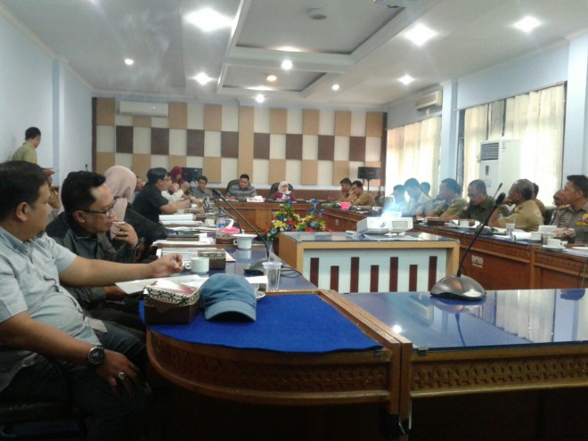 Pansus DPRD Kota Jambi dengan pihak SKPD membahas Ranperda.